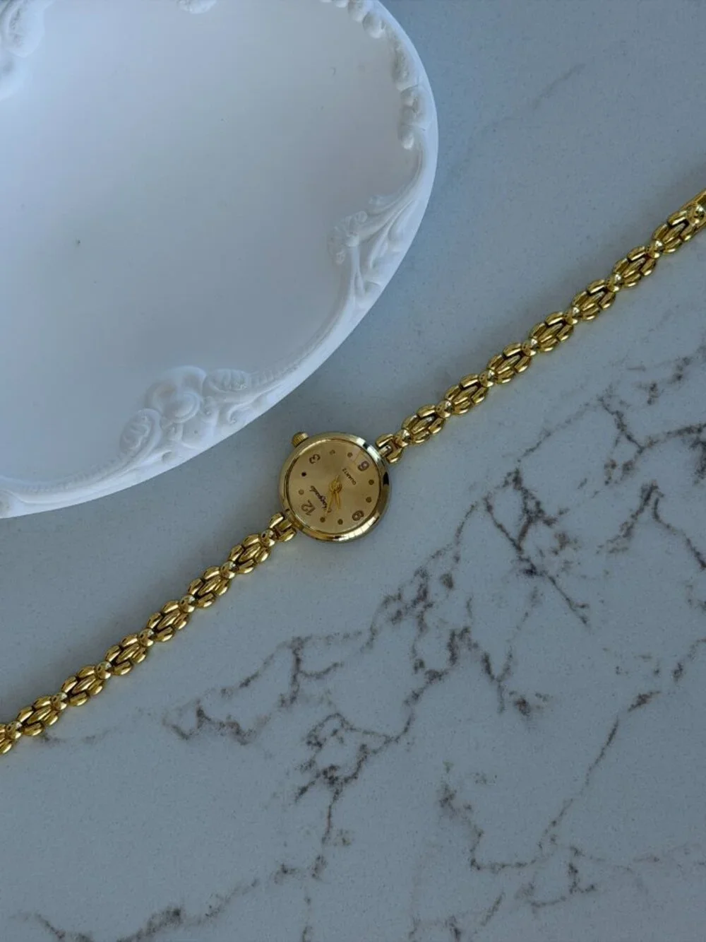 SKU0594Retro Gold Women Minimalist Round Watch Bracelet Stainless steel+gift bag